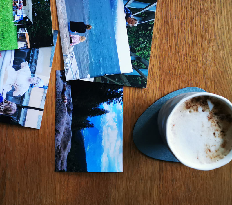 Fotos und Kaffee auf einem Tisch