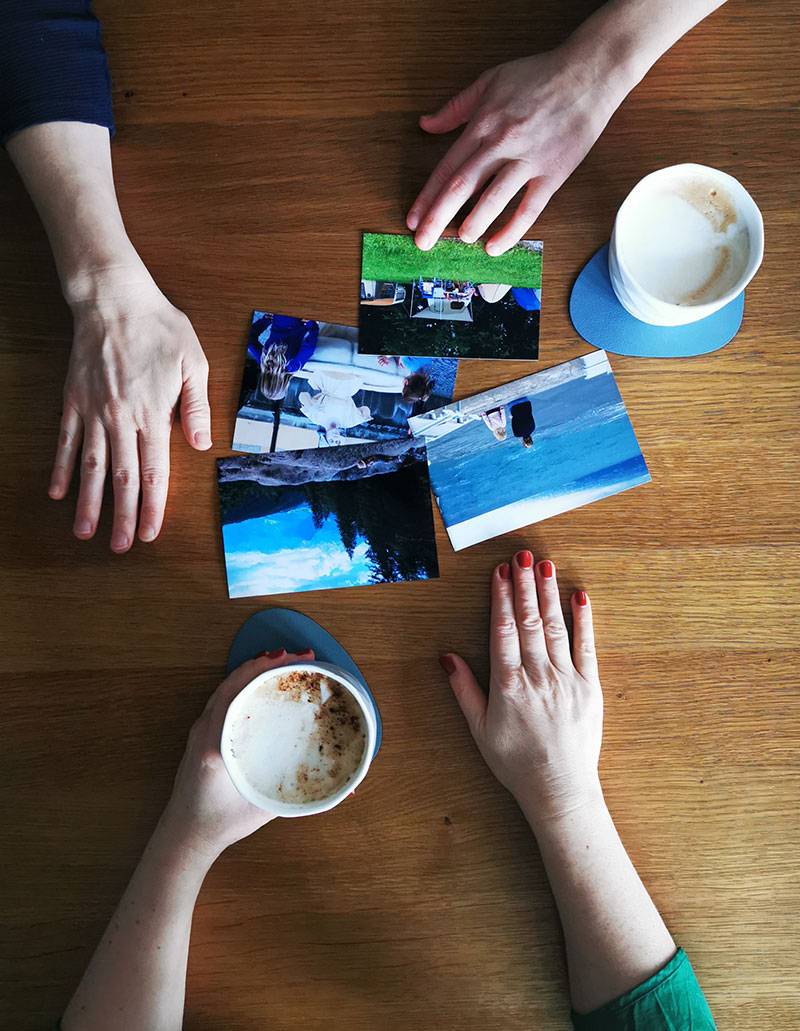 Fotos und Hände auf einem Tisch