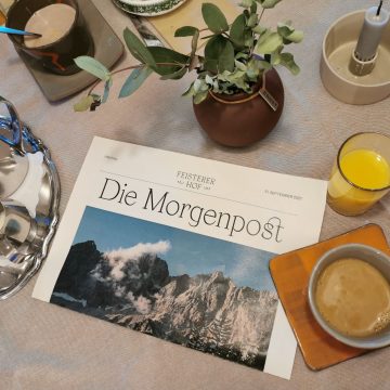 Frühstückstisch mit Zeitung